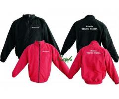 Nhận sản xuất đồng phục áo khoác gió theo yêu cầu đảm bảo chất lượng tốt, giá thành hợp lý.